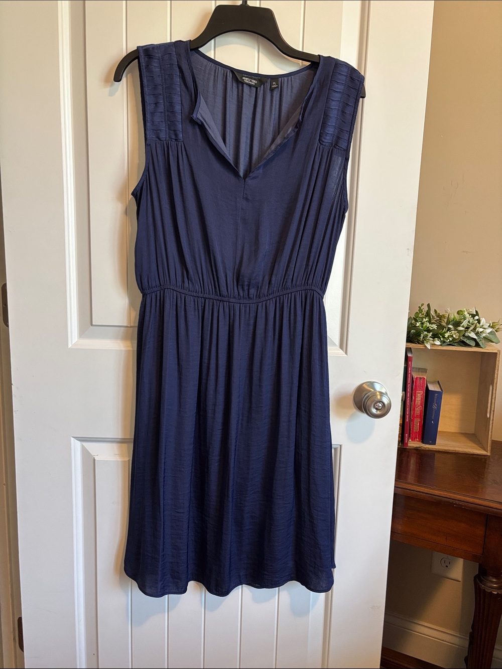 Simply Vera Vera Wang Navy V-Neck Sleeveless Midi Dress. Size PL